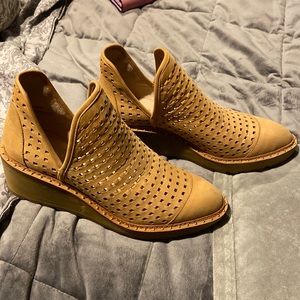 Adorabs and never worn! Show your style